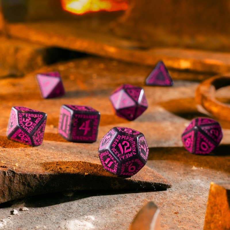 Set di dadi runici neri scintillanti con incisioni magenta Q-WORKSHOP