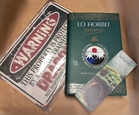 Lo Hobbit. Illustrato dall'autore (Libro+ Segnalibro e Cartello Drago in Metallo)